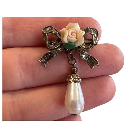 Vintage Victorian Ribbon Bow Rose Pearl Brooch Pearl Drop Pin - Picture 2 of 3